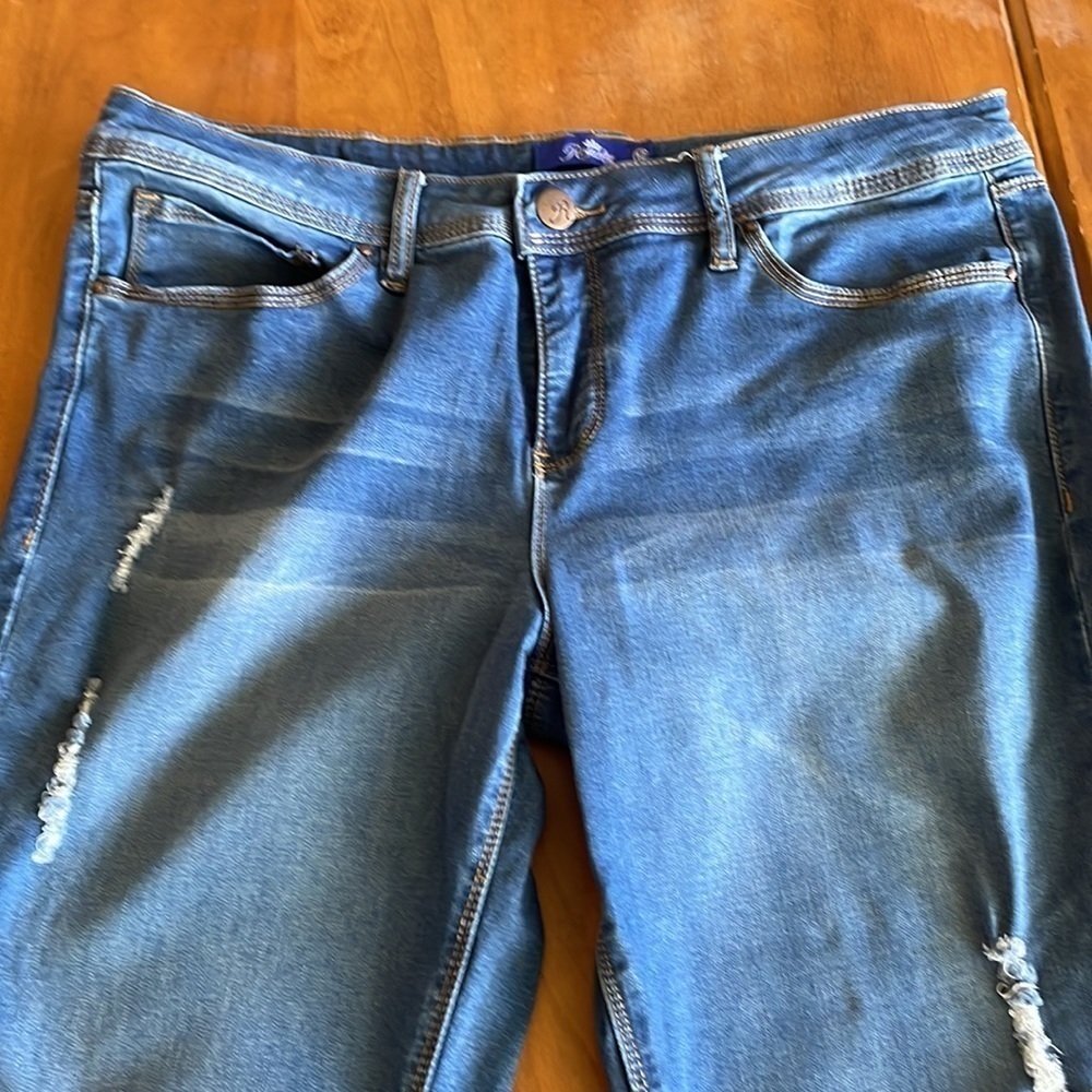 Royalty Distressed Capri Jeans Size: 12 - Picture 2 of 13